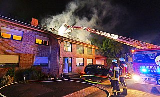Beim Dachstuhlbrand eines Mehrparteienhauses und einer angrenzenden Garage im Salzkottener Stadtteil Upsprunge wurden auch eine Photovoltaikanlage und zwei Wohnungen in Mitleidenschaft gezogen. - Ralph Meyer
