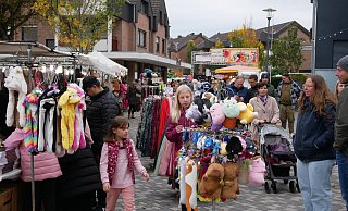 Die Bad Lippspringer Herbstkirmes 2024 war gut besucht. Schausteller im Rosengarten äußerten dagegen Kritik am neuen Veranstaltungsort. - Klaus Karenfeld