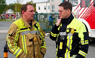 Heinz Josef Noje (l.), designierter Wehrführer in Delbrück, im Gespräch mit Andreas Luig, stellvertretender Leiter der Feuerwehr Bad Wünnenberg. - Ralph Meyer