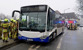 Mit einem Pulverlöscher gelang es dem Busfahrer, den Entstehungsbrand im Linienbus an der Bushaltestelle Kasseler Tor zu löschen. - Ralph Meyer