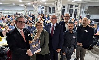 Bürgermeister Michael Dreier (v. l.), Professorin Naciye Kamcili-Yildiz, stellvertretender Landrat Hans-Bernd Janzen, Schura-Vorsitzender Emin Özel, Noorzai Rajab und Freidoon Mahmodyar von der gastgebenden Afghanisch-Islamischen Gemeinde beim diesjährigen Neujahrsempfang der Muslime. - Birger Berbüsse