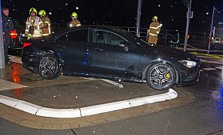 Beim Zusammenstoß zweier Pkw im Bereich der Kreuzung Bahnhofstraße mit dem Frankfurter Weg und dem Heinz-Nixdorf-Ring wurden am späten Samstagabend alle drei Insassen verletzt. - Ralph Meyer