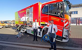 Mirco Westbomke (v. l.), Christian Nienaber und Marius Ulrich stellen den neuen Gerätewagen Logistik an der Feuer- und Rettungswache Süd vor. Das 713.000 Euro teure Fahrzeug ist der erste vollelektrische Lastwagen der Feuerwehr Paderborn und wird vor allem bei der Fahrschulausbildung der Feuerwehr eingesetzt. - Ralph Meyer