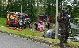 Militärpolizisten des Feldjägerregiments 2 sichern den Übungseinsatz der Feuerwehr auf dem Betriebsgelände bei Bad Wünnenberg ab. - Ralph Meyer Militärpolizisten des Feldjägerregiments 2 sichern den Übungseinsatz der Feuerwehr auf dem Betriebsgelände bei Bad Wünnenberg ab. - Ralph Meyer
