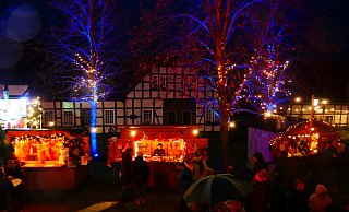 Der Weihnachtsmarkt in Levern zieht auch viele Menschen aus der Umgebung an, die von der besonderen Stimmung schwärmen. - Sonja Vollmer