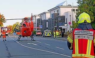 Landung auf der Neuhäuser Straße in Paderborn: Der schwer Brandverletzte wurde zunächst per Hubschrauber nach Bielefeld gebracht und von dort in eine Spezialklinik verlegt. - Ralph Meyer