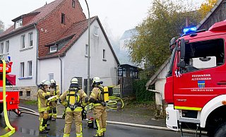 Knapp 30 Einsatzkräfte aller drei Altenbekener Löschzüge löschten den brennenden Anbau eines Wohnhauses in der Straße Untere Sage. - Ralph Meyer