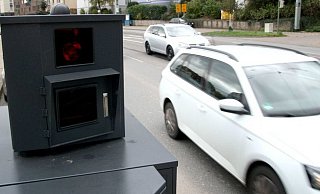 Kurzfristig erblindet: Jetzt hat es auch Blitzer Bernhard erwischt. - Jens Reichenbach