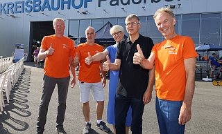 Den Startschuss für die große Veranstaltung geben (v. l.) der stellvertretende Leiter des Kreisstraßenbauamts Frank Albers, der Sachgebietsleiter Bauhof und Unterhaltung, Timm Rosenthal, die Kreisjugend- und Schuldezernentin Annette Mühlenhoff, der Technische Dezernent und AVE-Betriebsleiter Martin Hübner und der Leiter des Kreisstraßenbauamts Michael Rüngeler. - Regina Brucksch