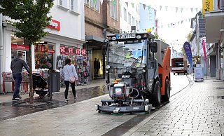 Die Reinigung des Natursteinpflasters mit einer Kehrmaschine des Unternehmens Wellteam zeigte in den neu gestalteten Teilen der Fußgängerzone - hier in der Bäckerstraße - bessere Ergebnisse als andere Versuche. - Frank-Michael Kiel-Steinkamp