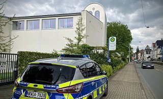 Die Polizei schützt die Bielefelder Synagoge an der Detmolder Straße mit einem Streifenwagen. - Jens Reichenbach