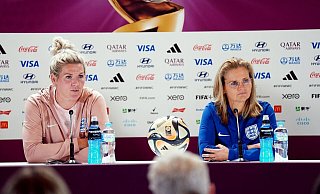 Millie Bright (l) und Englands Cheftrainerin Sarina Wiegman bei der Pressekonferenz. - Zac Goodwin/PA Wire/dpa
