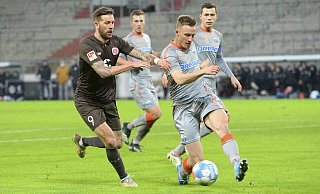 Beim 2:2 auf St. Pauli verlor SCP-Innenverteidiger Jasper van der Werff (r.), hier gegen Pauli-Torjäger Guido Burgstaller, keinen einzigen Zweikampf. - imago images/Beautiful Sports