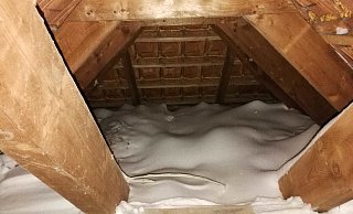 Durch die Schneefälle hatte sich auf manchen Dachboden eine Winterlandschaft gebildet. - Melanie Wigger
