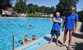 Die beiden Schwimmmeister Frank Dünker (r.) und Reiner Dubbert haben das Becken im Blick. Auch Martina Sommerer und ihre Tochter Liv suchen hier gerade Abkühlung. - Mareike Patock