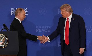 Putin (l) und Trump sehen den US-Plan an Grundlage für ein Ende des Ukraine-Kriegs. (Archivbild) - Jae C. Hong/AP/dpa