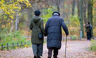 Die rund 21 Millionen Rentnerinnen und Rentner in Deutschland müssen damit rechnen, dass die Rentenerhöhung nächstes Jahr doch etwas geringer ausfallen wird als erwartet. - Foto: Monika Skolimowska/dpa-Zentralbild/dpa