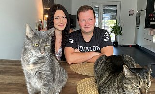 Als Kitten kamen Nala (l.) und Simba zu Steffi Bergmann und Daniel Linder. Obwohl sie nun als "Petfluencer" erfolgreich sind, haben sie nicht immer Lust auf Kameras, wie hier zu sehen. - Shannon-Lee Bendig