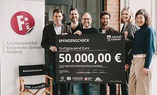 50.000 Euro für die Kinderkrebsforschung. Darüber freuen sich: Prof. Dr. Ulrich Schüller (Forscher), die Initiatoren Manuel Mohnke, Timo Wentzel und Daniel Littau, Wiebke E. Cramer (Forschungsinstitut Kinderkrebs-Zentrum Hamburg) sowie Susanne Baller (Stiftung Stern). - Camcore