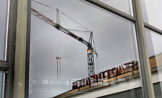 Das Stadttheater könnte demnächst zur Baustelle werden. Der Baukran gehört allerdings zum Neubau der Sporthalle nebenan. - FRANK-MICHAEL KIEL-STEINKAMP