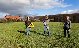 Der Vlothoer Landwirt Hendrik Halewat, sein Elverdisser Kollege Rainer Bohnenkamp und Hermann Dedert als Vorsitzender des Landwirtschaftlichen Kreisverbandes Herford-Bielefeld stehen auf deinem Acker, der womöglich in einigen Jahren von der neuen ICE-Trasse durchschnitten wird. - FRANK-MICHAEL KIEL-STEINKAMP