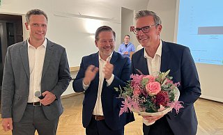 Gewinner Andreas Sunder (r.) freut sich über Blumen vom Beigordneten Florian Kopp (l.) und erhält auch Applaus vom unterlegenen Gegenkandidaten Marco Talarico (CDU). - Matthias Gans