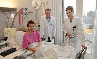 Kathleen Heinsohn kam mit lebensgefährlichen Verletzungen ins Klinikum Bethel. Für Klinikdirektor Thomas Vordemvenne und Oberärztin Anna Catharina Sellmeier ist sie eine Inspiration und Mutmacherin. - Peter Unger