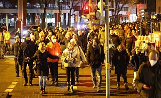 Ohne Genehmigung ziehen die Demo-Teilnehmer durch die Stadt. - NW