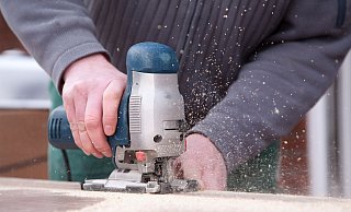 Sicher Heimwerken: Um Verletzungen zu vermeiden, sollten die Sicherheitshinweise in der Betriebsanleitung bekannt sein, und Elektrowerkzeuge regelmäßig auf mögliche Defekte geprüft werden. - Kai Remmers/dpa-tmn