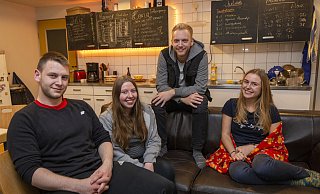 Julian (v.l.), Lena, Henner und Marlene leben gemeinsam in einer WG. - Niklas Tüns