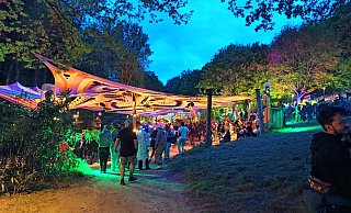 Aus dem Mainfloor bei "Hai in den Mai" in Stemwede tanzten die Festival-Besucher zu Trance und Goa bekannter Djs. - Kerstin Tirre