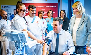 Minister Hubertus Heil lässt sich von Antonia Wend (links) und Zeravan Misto Aldo den Blutdruck messen. Die Bieleelder SPD-Bundestagsabgeordnete Wiebke Esdar (rechts) schaut zu. - Sarah Jonek Minister Hubertus Heil lässt sich von Antonia Wend (links) und Zeravan Misto Aldo den Blutdruck messen. Die Bieleelder SPD-Bundestagsabgeordnete Wiebke Esdar (rechts) schaut zu. - Sarah Jonek