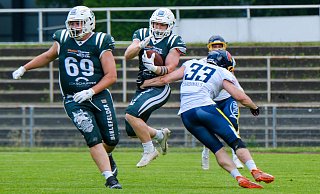 Bulldogs-Spieler Rafael Regehr versucht mit dem Ball zu laufen. Quentin Drepper hat links schon den Gegner im Visier. - Andreas Zobe