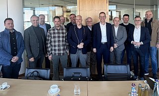 Ein Teil der Gesellschafter war beim Notartermin vor Ort. Es engagieren sich (v. l.) Steffen Benslips, Robin Stork, Bernd Häger, Daniel Fingerhut, Maurice Eschweiler, Andreas Schmidt, Oliver Pott, Manfred Kesselmeier, Christoph Plass, Markus Frese, Philipp Hoffmann, Tobias Hindermann und Markus Schulte. - Skyhub PAD