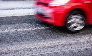 Verkehrsteilnehmer sollten sich auf leichten Schneefall am Wochenende einstellen. - picture alliance/dpa