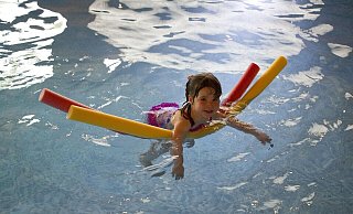 Schwimmkurse im Werburger Waldbad fallen bis Ende der Saison aus. Da europaweit Gas gespart werden muss, ist auch das Blockheizkraftwerk in Spenge abgeschaltet. Damit ist das Wasser im Nichtschwimmer mit 22 Grad zu kalt. - Symbolbild Pixabay