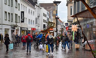Nicht übermäßig voll - keine Schlangen vor den Geschäften: Am Montagvormittag ist es vor dem Lockdown relativ ruhig in der Innenstadt. - Sara Mattana