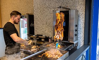 300 bis 400 Döner gehen pro Tag über den Tresen. - Philipp von Ditfurth/dpa