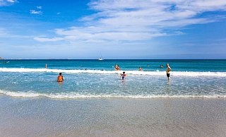 So könnte es gehen: Mit Tickets um dem gewünschten Abstand ins Geschäft, ins Restaurant, ins Kino - oder an an den Strand! - picture alliance / pressefoto_korb