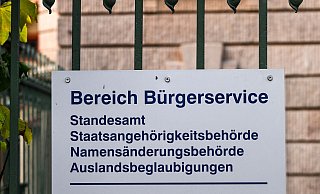 Hier können Vornamen und Geschlechtseinträge geändert werden: im Standesamt. (Symbolbild) - Jens Kalaene/dpa