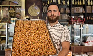 Im Café BAB Halab gibt es eine große Auswahl an arabischen Nachspeisen, wie Khaled Sakka präsentiert. - Verena Freiberg