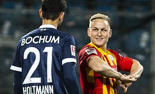 Bei der Partie in Bochum hatte Kai Pröger, hier mit seinem Ex-Teamkollegen Gerrit Holtmann, letztmals in der Startelf gestanden. Nun kehrt der schnelle Flügelstürmer immerhin schon einmal in den Paderborner 20er-Kader zurück. - picture alliance