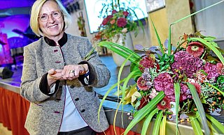 Landfrauen-Chefin Petra Bentkämper hat ihn, den Frauenpreis-Ring - sie ist die fünfte Preisträgerin. - Barbara Franke