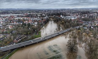 Die Else ging nach den Sturmtiefs über die Ufer. Hier ein Blick über die Levisonstraße hinweg in Richtung Rathaus. Fotos: Gerald Dunkel - Gerald Dunkel