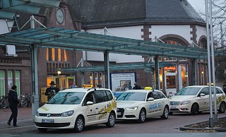 Ein Taxifahrer ist im November am Herforder Bahnhof niedergeschlagen worden. - Johannes Hülstrung