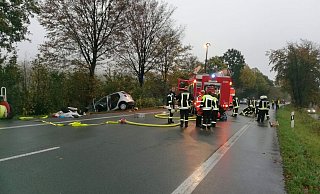 Unfallstelle: Aus dem verunglückten Golf befreiten die Feuerwehrleute aus Willebadessen und Peckslheim zwei Schwerverletzte. - Hubert Rösel