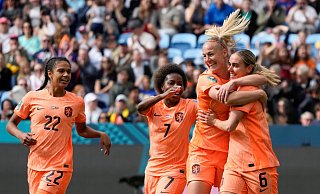 Die Niederländerin Jill Roord (r) und ihre Teamkolleginnen jubeln nach ihrem Führungstor. - Mark Baker/AP/dpa