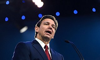 Floridas Gouverneur Ron DeSantis spricht während einer Festveranstaltung. - Paige Dingler/The News & Advance/AP/dpa