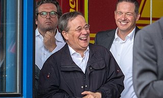 rmin Laschet (CDU), Ministerpräsident von Nordrhein-Westfalen, lacht während Bundespräsident Steinmeier ein Pressestatement gibt. - dpa