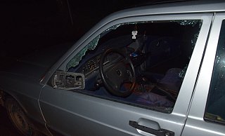 Bei dem Zusammenstoß wurde die Scheibe zertrümmert und der Spiegel abgerissen. - Polizei Herford